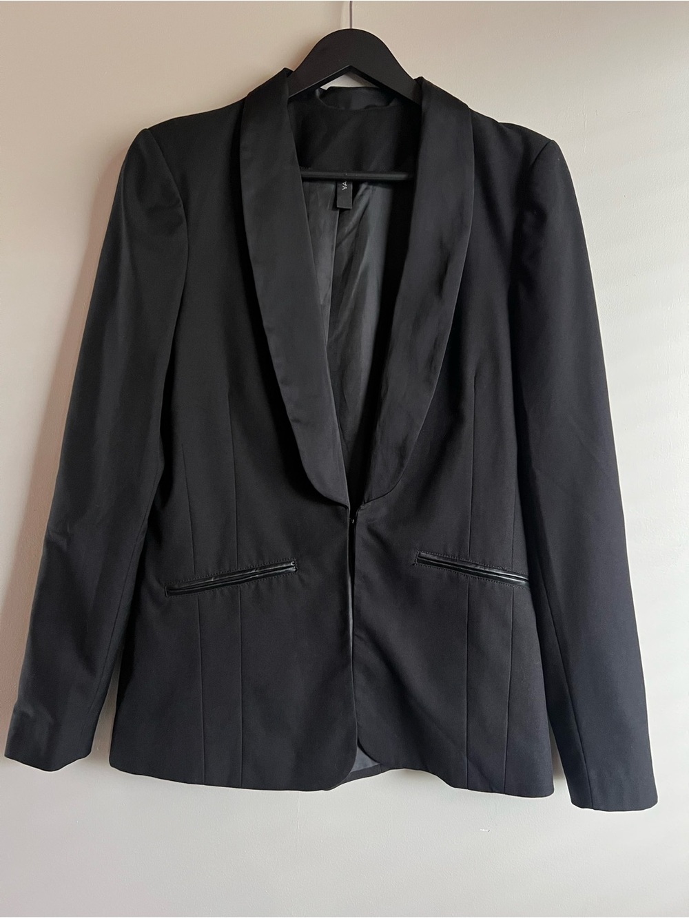 YAS Black Blazer Fitted Hook Eye Clip at Bust. Size 38 Fits like M/L